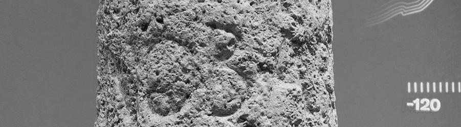 Borne originale de Cnaeus Domitius Ahénobarbus, visible à l'entrée du musée Narbo Via Borne originale de Cnaeus Domitius Ahénobarbus, visible à l'entrée du musée Narbo Via